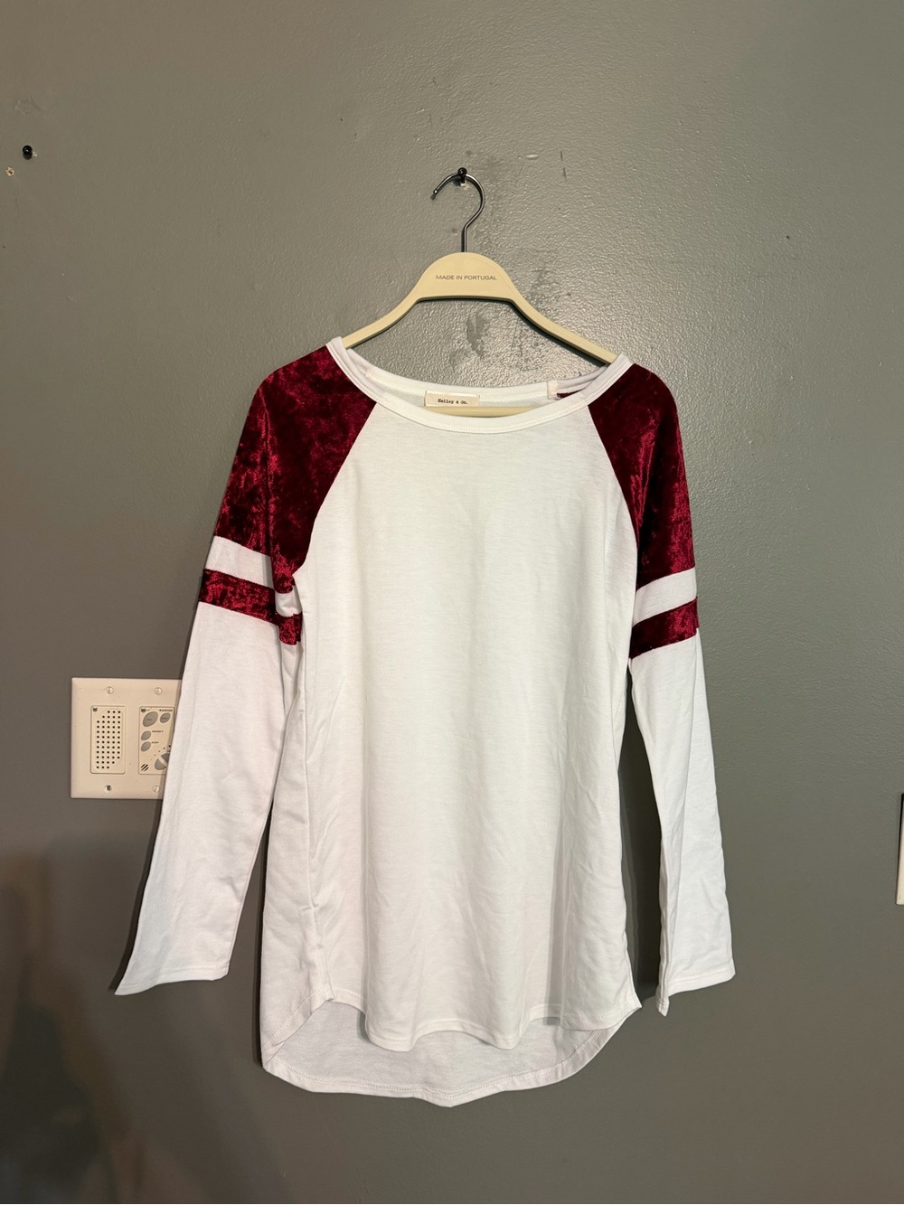 Hailey & Co Boutique Velvet Raglan Long Sleeve Top White Maroon Medium NEW
